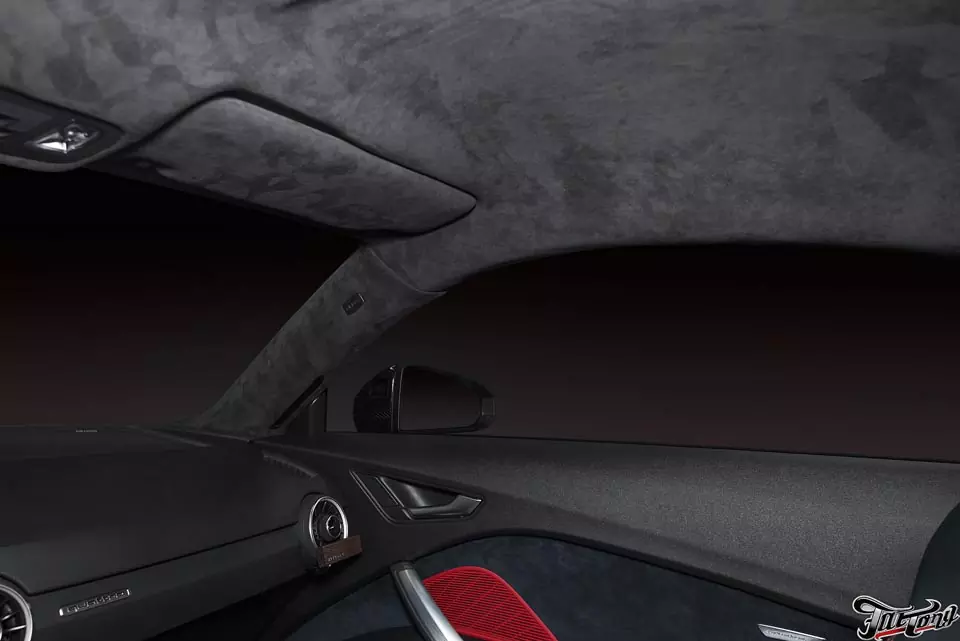 Audi TT. Перетяжка потолка в оригинальную алькантару. Ламинация деталей натуральным карбоном.